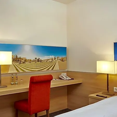 Hotel H+