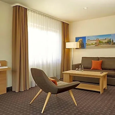 Hotel H+