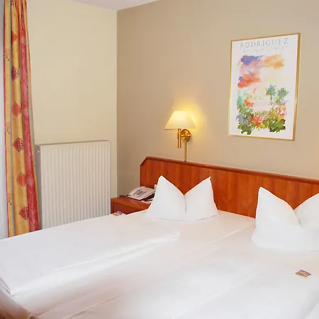Hotel H+